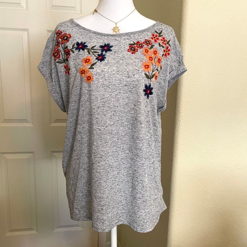 Gray floral embroidered tee with orange, red, and blue flowers - size large